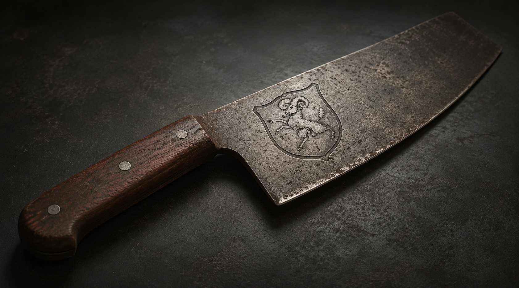 Altes Metzger-Hackmesser mit graviertem Zunftwappen auf dunklem Schiefer – Platzhalter
